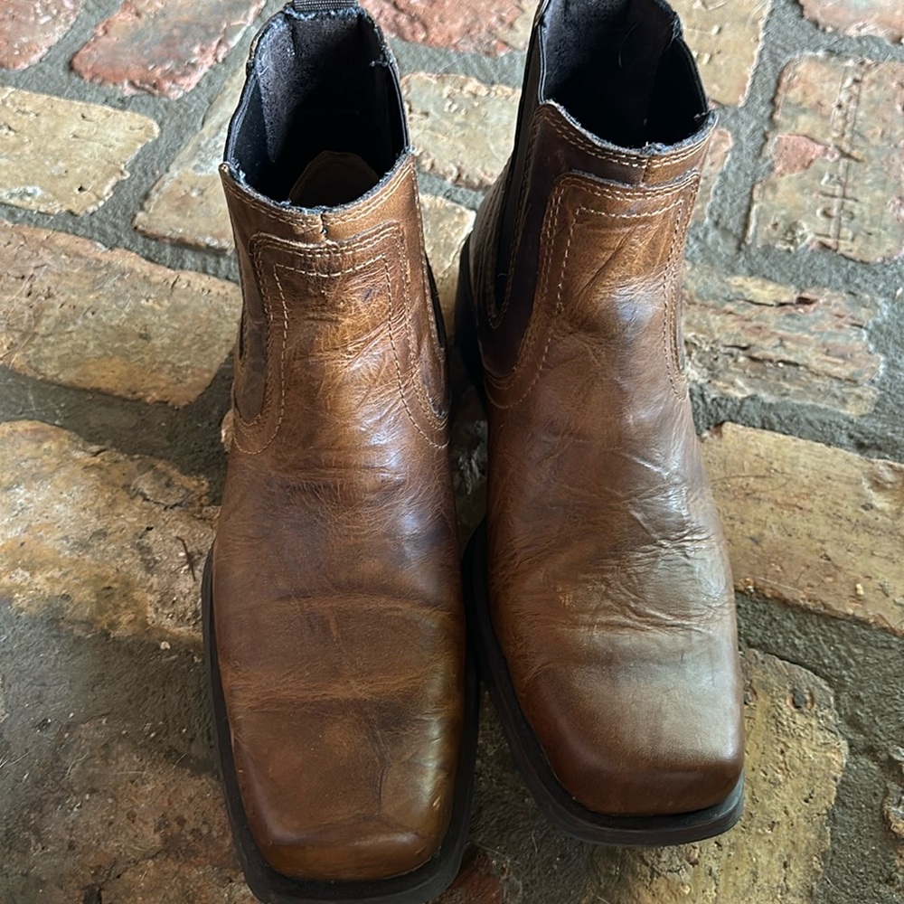Men’s pull on Ariat Midtown Rambler leather boots, barely worn. Size 10 D